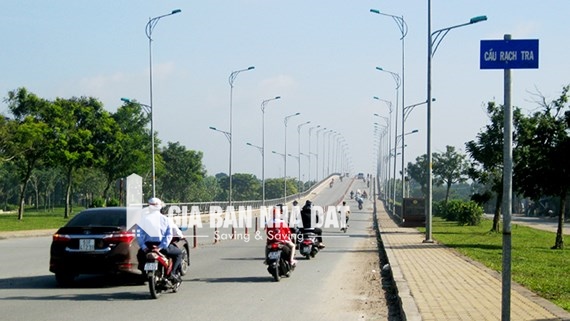 Cầu Rạch Tra nối 2 huyện Hóc Môn và Củ Chi góp phần phát triển kinh tế - xã hội cho khu vực này.